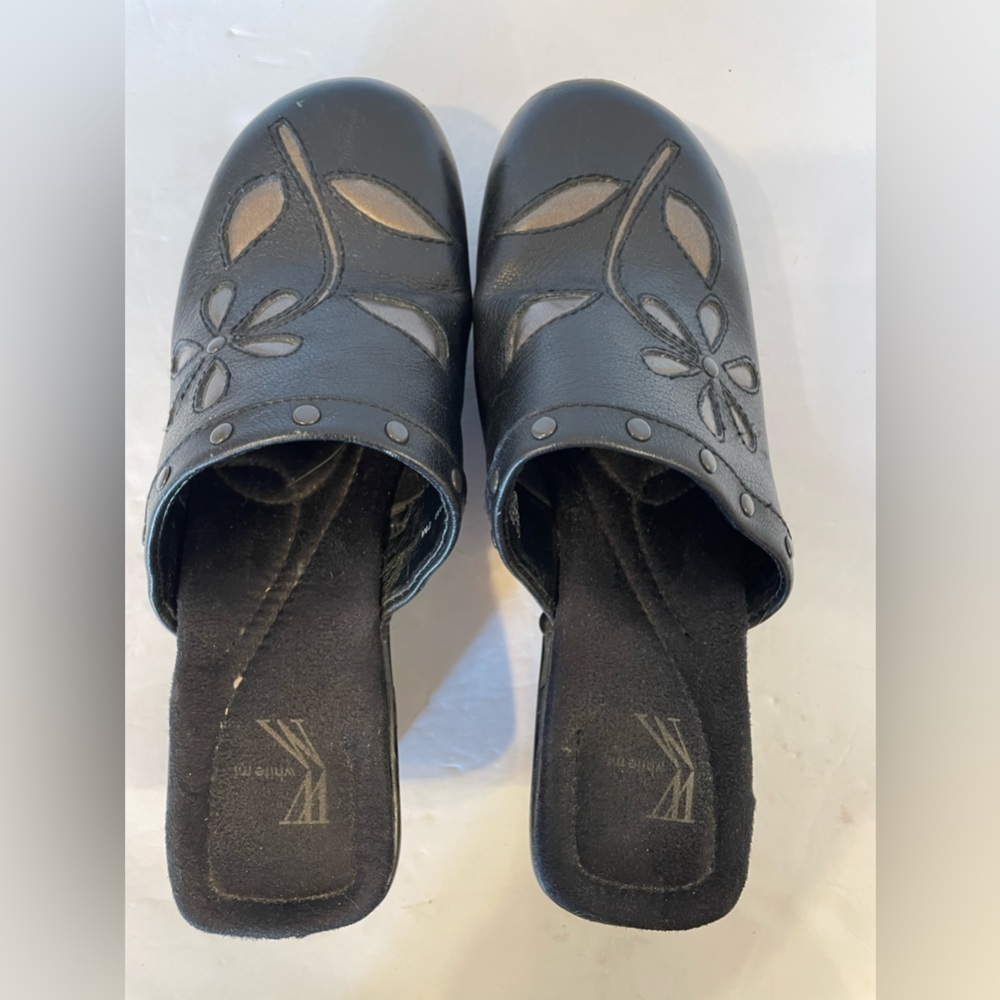 White Mountain Black Leather Clogs With Flower Size 7 - Picture 8 of 10